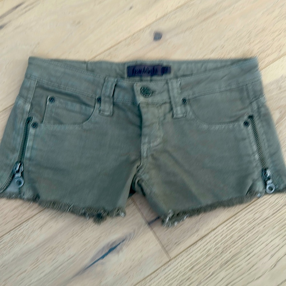 Low rise. Side zip detail on front. Excellent condition